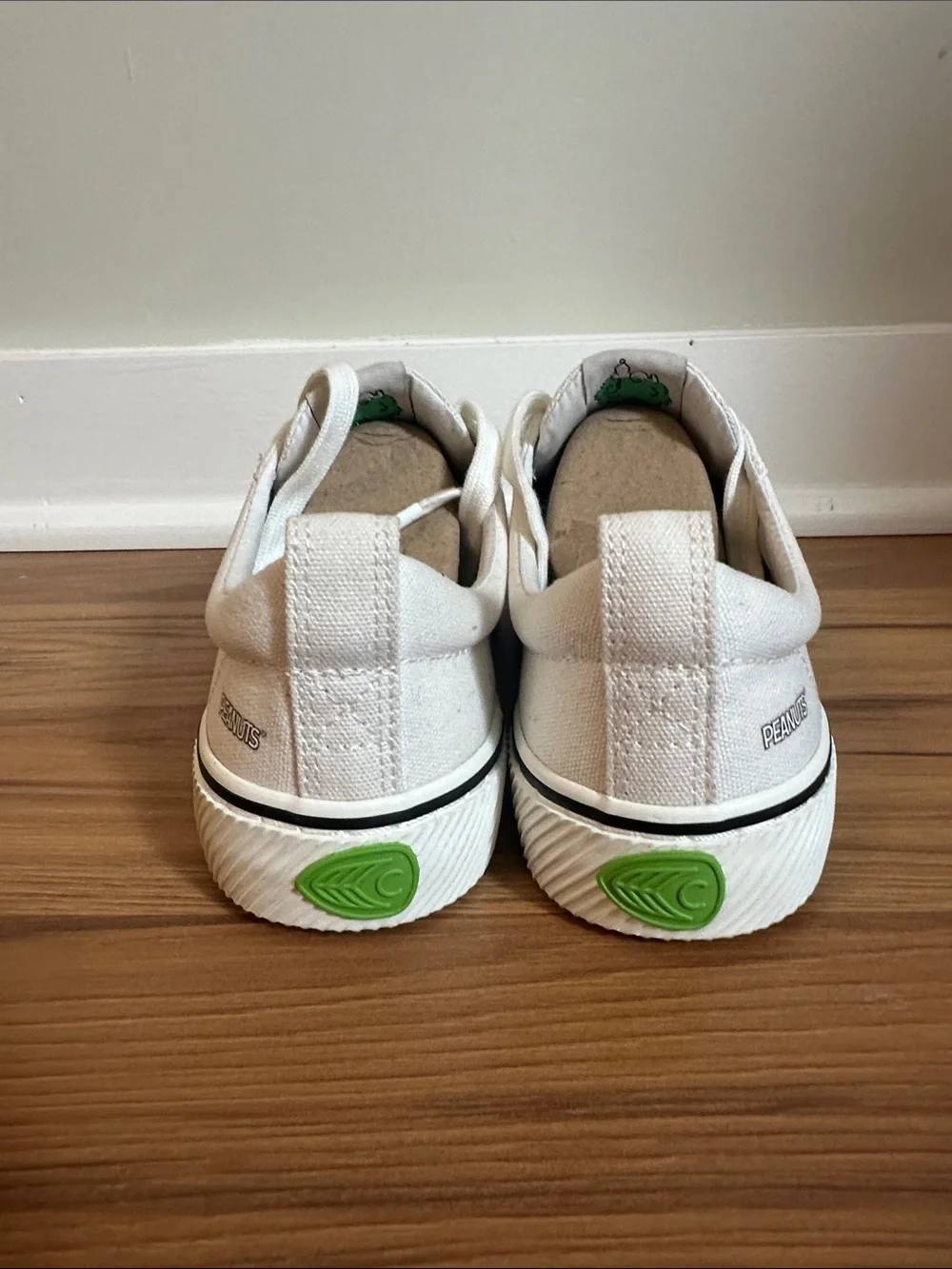 Cariuma Kids White Canvas Low-Top Sneakers